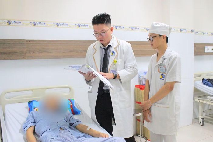 Bác sĩ thăm khám cho bệnh nhân - Ảnh BVCC