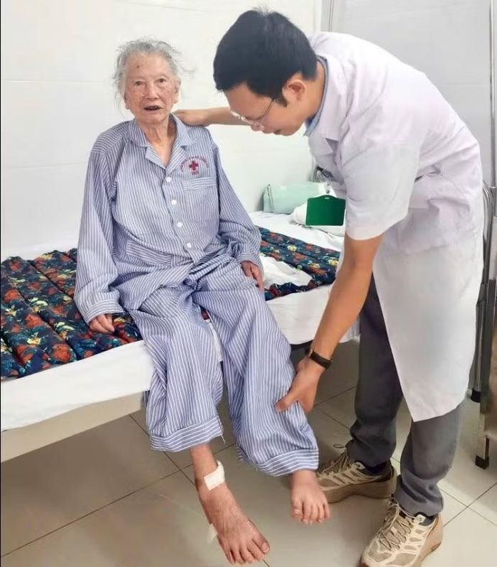 Bác sĩ thăm khám cho người bệnh sau phẫu thuật - Ảnh BVCC