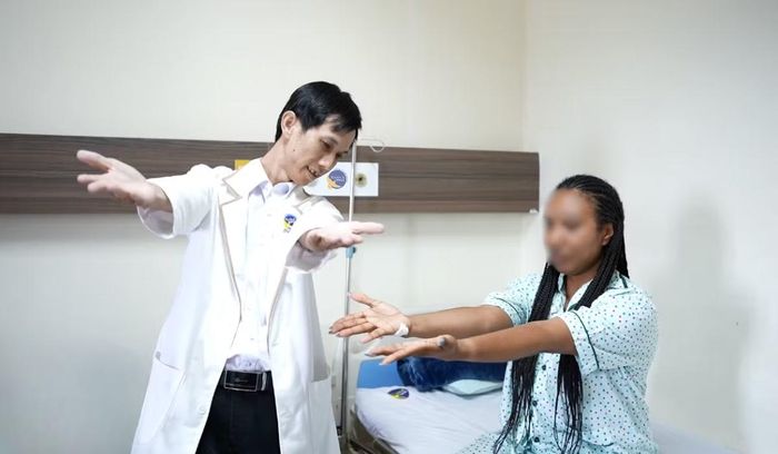 Bác sĩ kiểm tra sự phục hồi của bệnh nhân sau điều trị - Ảnh BVCC