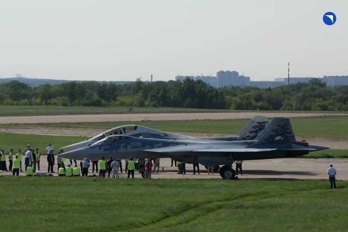 Sukhoi công bố những hình ảnh đầu tiên về phiên bản Su-57 hai chỗ ngồi cho phép mở rộng khả năng tác chiến của dòng tiêm kích tàng hình này. Ảnh: Rostec.
