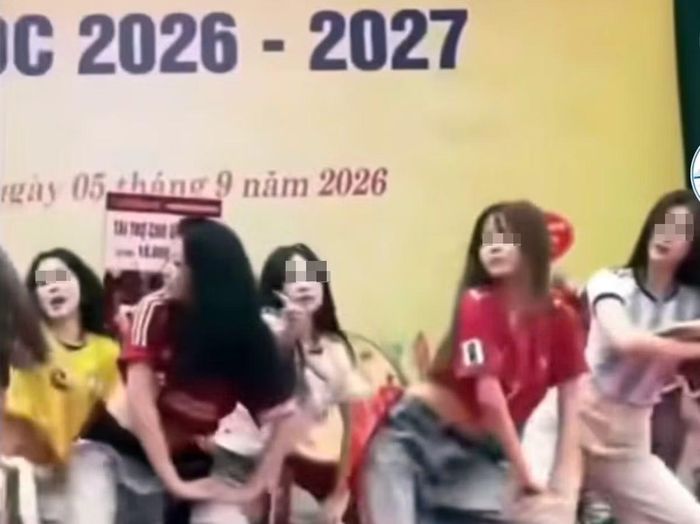 Hình ảnh nhóm học sinh Trường THPT Tiên Du số 1 (tỉnh Bắc Ninh) nhảy gây xôn xao. (Ảnh cắt từ video).