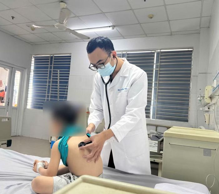 Bác sĩ thăm khám cho bệnh nhi - Ảnh BVCC