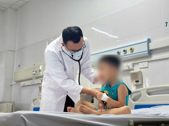 Bác sĩ thăm khám cho bệnh nhi - Ảnh BVCC