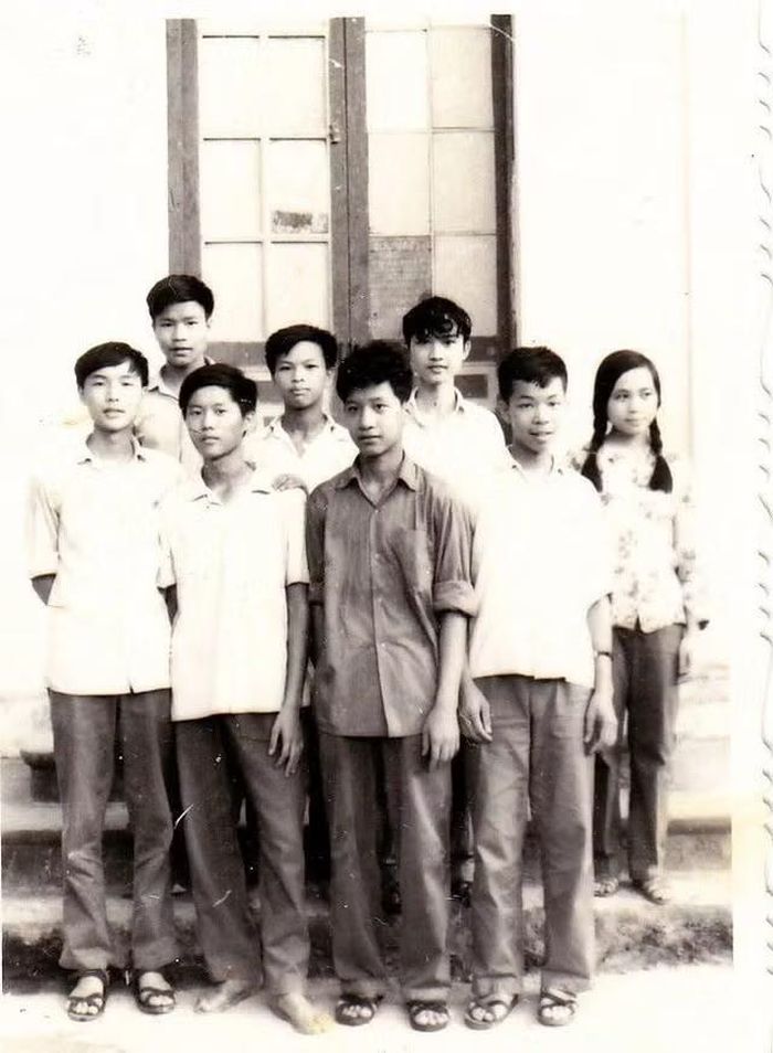 Đội tuyển IMO 1977. Lê Hồng Vân ở ngoài cùng bên phải. Ảnh: TS Trần Nam Dũng cung cấp.