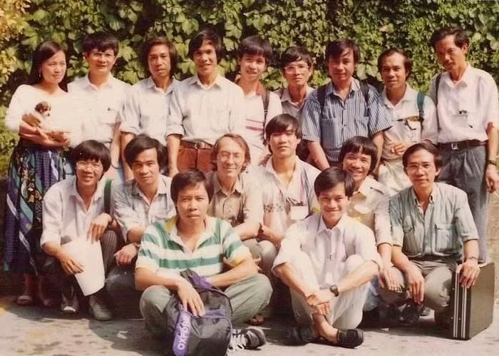 Các đại biểu Việt Nam dự hội nghị Lý thuyết kỳ dị năm 1991 ở ICTP. GS Lê Hồng Vân ở ngoài cùng bên trái, bên cạnh là GS.TSKH. Ngô Việt Trung. Ảnh: GS Ngô Việt Trung cung cấp.