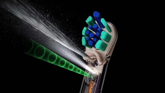 Camera và cảm biến nhận diện kẽ răng để xịt tia nước vào kẽ răng.