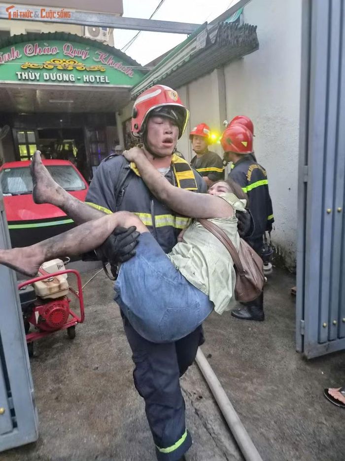 Cảnh sát giải cứu các nạn nhân ra khỏi khách sạn cháy