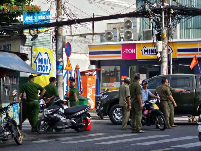 Trước đó, vào sáng sớm cùng ngày, lửa bất ngờ bùng phát tại khách sạn Thùy Dương đường Tân Kỳ Tân Quý. Khách sạn có quy mô một trệt, một lửng, 4 lầu và sân thượng với 19 phòng. Thời điểm xảy ra hỏa hoạn, khói đen nhanh chóng bốc cao, bao trùm các tầng khiến nhiều người bên trong mắc kẹt, kêu cứu.