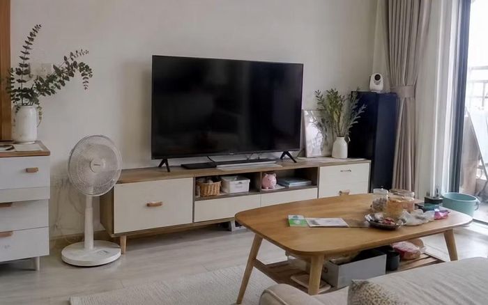 Đặt TV trên kệ mang lại sự linh hoạt cao hơn khi người dùng muốn thay đổi bố cục phòng.