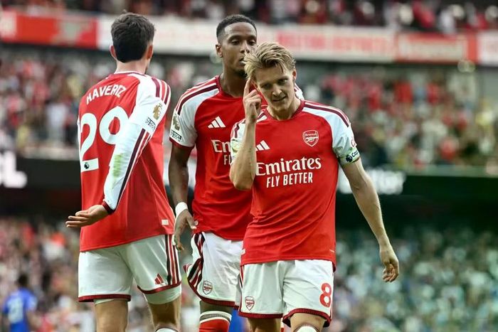 Martin Odegaard ghi bàn hoàn tất màn ngược dòng, giúp Arsenal duy trì thành tích toàn thắng sau 3 vòng Ngoại hạng Anh. Ảnh: Shutterstock.