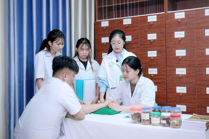 Sinh viên Trường CĐ Dược Hà Nội. Ảnh: NTCC