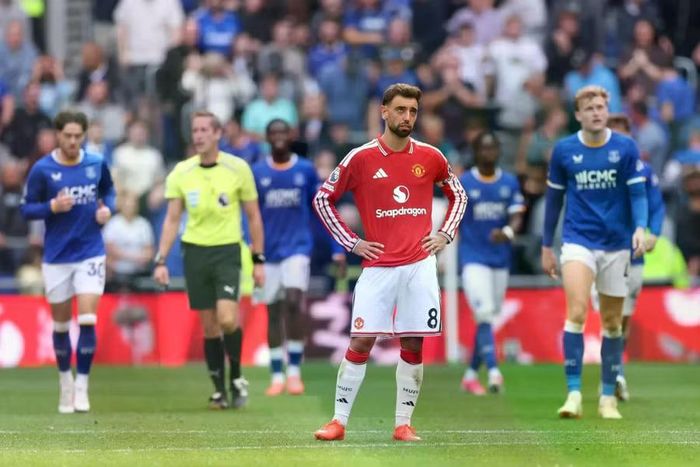 Thủ quân Bruno Fernandes thất vọng khi Man Utd bị chia điểm đáng tiếc ở vòng 3 Ngoại hạng Anh. Ảnh The Sun.