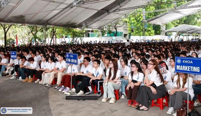 Tân sinh viên Trường Đại học Thương mại trong ngày khai giảng năm học mới - sáng 5/9.