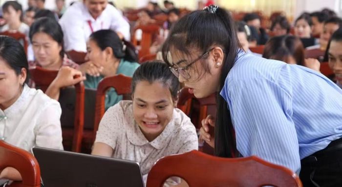 Khoa học và Công nghệ Giáo dục, ĐH Bách khoa Hà Nội tập huấn cho giáo viên ở Vĩnh Long.