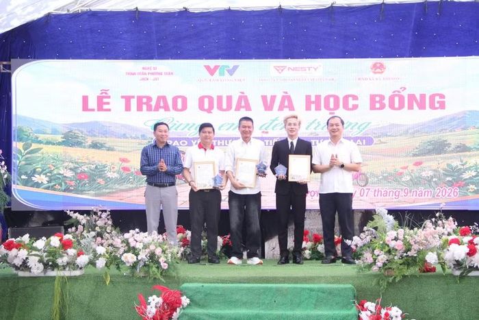 Ban Tổ chức và chính quyền địa phương trao chứng nhận tài trợ và thư cảm ơn đến các nhà hảo tâm.