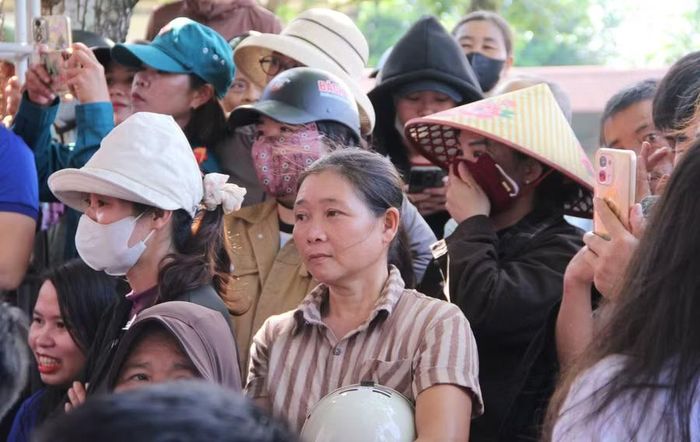 Rất đông học sinh, giáo viên, phụ huynh cùng theo dõi chương trình.