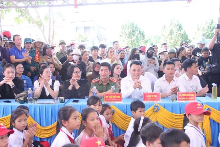 Các đại biểu tham dự chương trình.