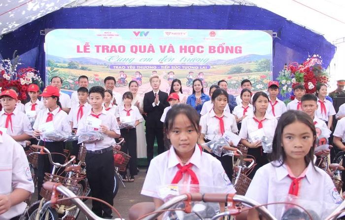 Những món quà mà chương trình mang đến là động lực giúp các em học sinh vùng khó vươn lên học tập tốt, gặt hái nhiều thành tích trong năm học mới.