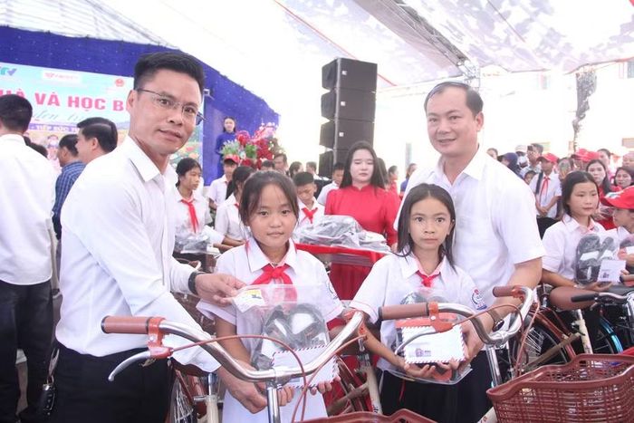 Đại diện nhà tài trợ, ban tổ chức và các đại biểu trao quà đến 200 em học sinh.