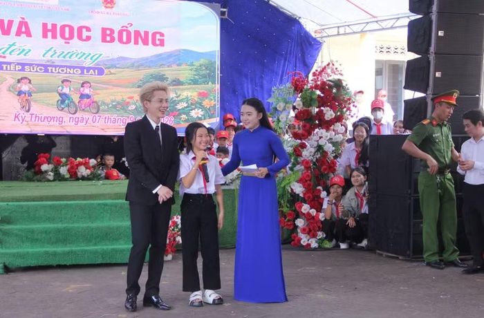 Ca sĩ Jack-J97 giao lưu, truyền cảm hứng học tập đến với các em học sinh.