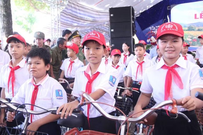 Niềm vui của các em học sinh xã Kỳ Thượng khi nhận những món quà ý nghĩa đầu năm học mới.