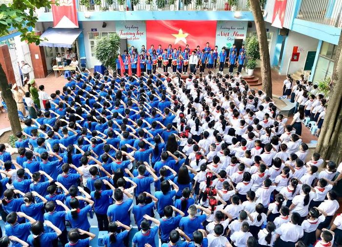 Các em học sinh thực hiện nghi thức Chào cờ đầu tuần.