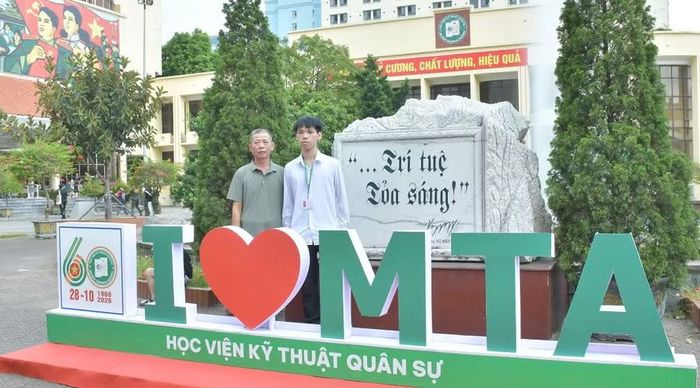 Tân sinh viên Phí Quang Triết, ngành Công nghệ bán dẫn và nano cùng bố trong ngày nhập học.
