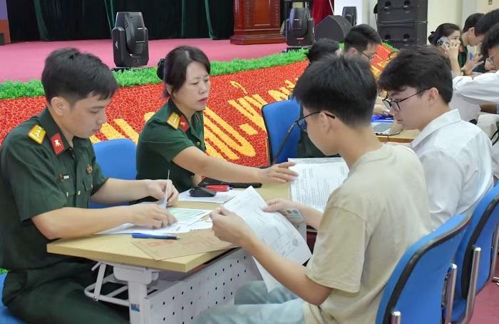 Cán bộ, giảng viên nhiệt tình hỗ trợ tân sinh viên làm thủ tục nhập học.