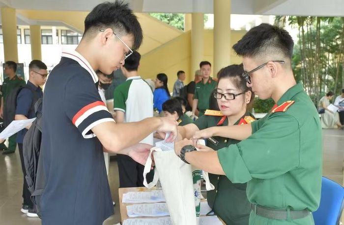 Gửi chút quà lưu niệm và "cẩm nang" dành cho tân sinh viên khi học tập tại Học viện Kỹ thuật Quân sự.