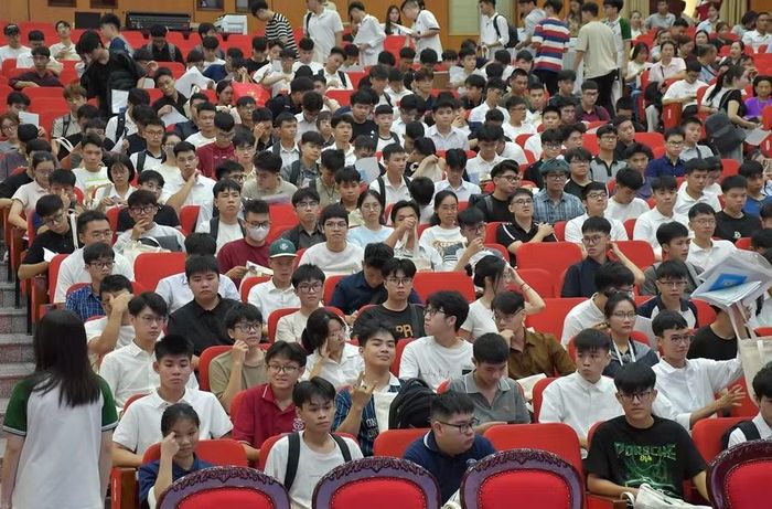 Các tân sinh viên trong ngày nhập học trực tiếp vào Học viện Kỹ thuật Quân sự - sáng 7/9.