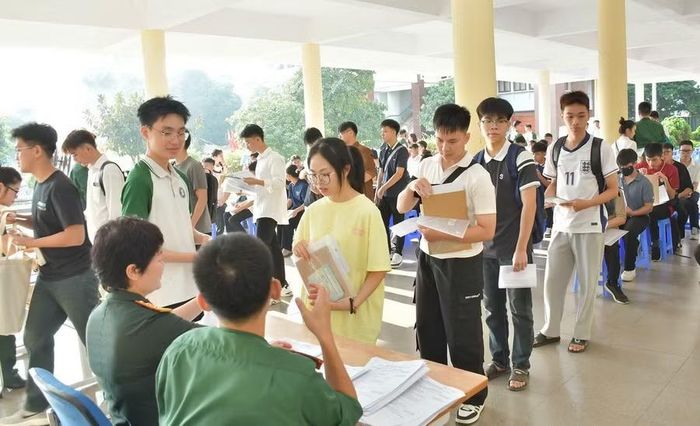 Tân sinh viên xếp hàng ngay ngắn, chờ đến lượt làm thủ tục