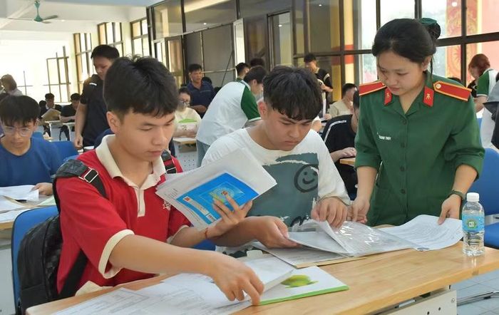 Tân sinh viên làm thủ tục nhập học vào Học viện Kỹ thuật Quân sự.