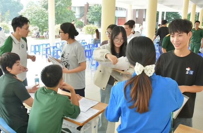 Sinh viên tình nguyện vùng hỗ trợ nhiệt tình các tân sinh viên.
