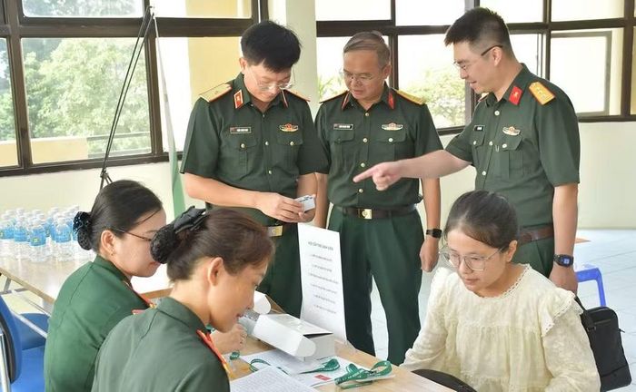 Thiếu tướng Trần Xuân Nam - Phó Giám đốc Học viện Kỹ thuật Quân sự (ngoài cùng bên trái) kiểm tra công tác nhập học của sinh viên khóa 19.