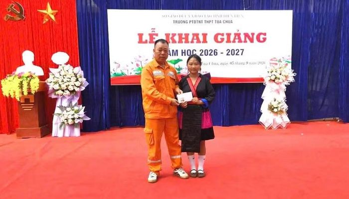 Em Giàng Thị Chua nhận hỗ trợ từ Công ty Điện lực Điện Biên.