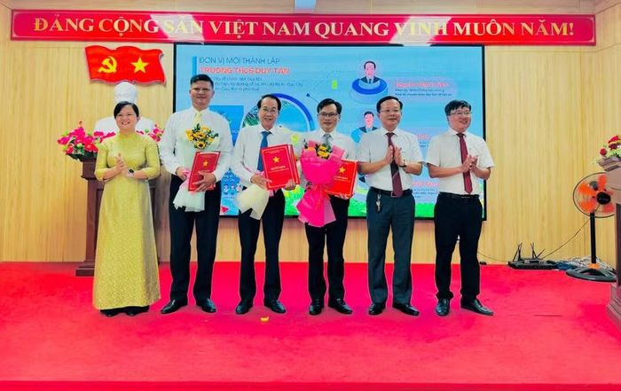 Công bố quyết định Ban Giám hiệu mới Trường THCS Duy Tân (phường An Cựu, TP Huế) từ sáp nhập Trường THCS Đặng Văn Ngữ vào Trường THCS Duy Tân.