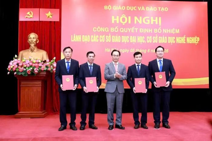 Bộ trưởng Hoàng Minh Sơn trao quyết định bổ nhiệm Hiệu trưởng, các Phó Hiệu trưởng Trường ĐH SPKT Vĩnh Long, nay là Trường ĐH Công nghệ Kỹ thuật Vĩnh Long hồi tháng 6/2026.
