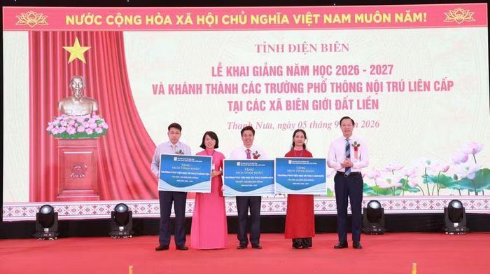 Thứ trưởng Bộ GD&ĐT Đoàn Trung Kiên và ông Phạm Vĩnh Thái, Thành viên HĐTV - Tổng Biên tập NXBGDVN trao biển tặng sách cho đại diện Ban Giám hiệu các trường Phổ thông nội trú Tiểu học và Trung học cơ sở.