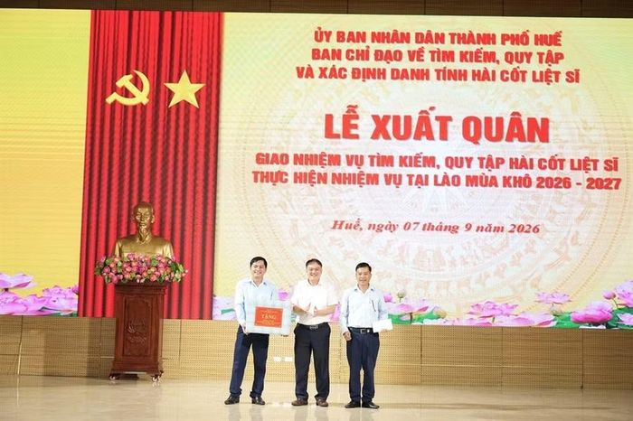 Các cơ quan, đơn vị tặng quà động viên Đội 192 trước khi xuất quân làm nhiệm vụ tìm kiếm, quy tập hài cốt liệt sĩ hy sinh tại nước Cộng hòa Dân chủ Nhân dân Lào mùa khô 2026 – 2027.