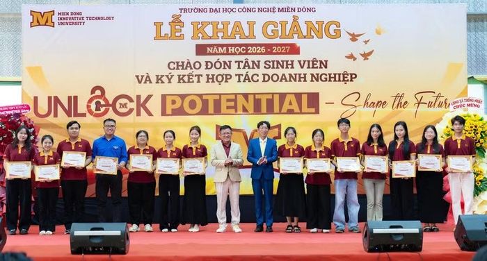 Trường Đại học Công nghệ Miền Đông khen thưởng sinh viên. Ảnh: NTCC.