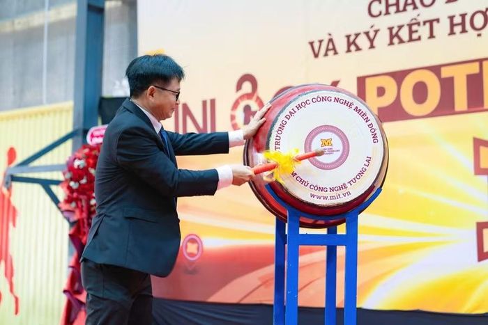 GS.TS Nguyễn Quốc Hưng, Hiệu trưởng Trường Đại học Công nghệ Miền Đông thực hiện nghi thức đánh trống khai giảng. Ảnh: NTCC.