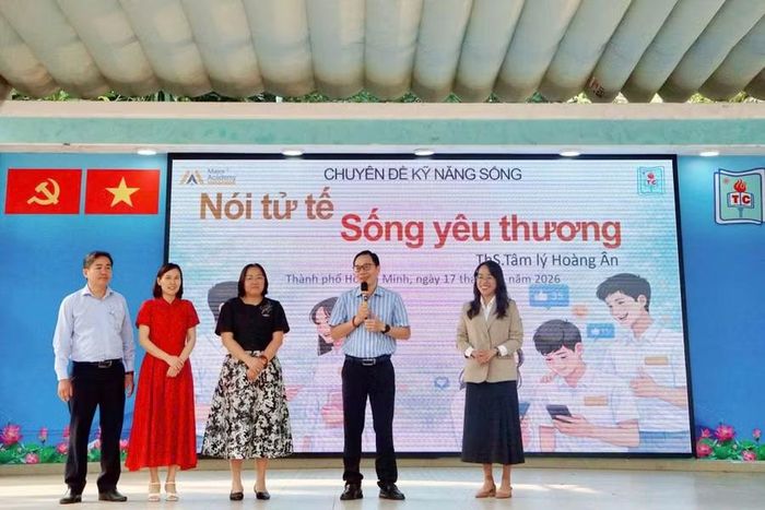 Trường THPT Trường Chinh (phường Đông Hưng Thuận, TPHCM) tổ chức các chuyên đề kỹ năng sống cho học sinh. Ảnh: P.N.