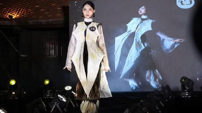 Thiết kế “Khắc” của Nguyễn Thị Linh Chi nhận được 2 giải gồm: Giải “Diễn giải đương đại” và Giải “Bình chọn online”.