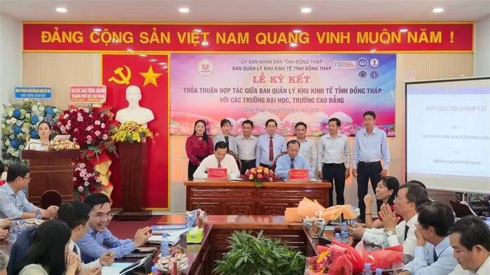 Trường CĐ Tiền Giang ký kết thỏa thuận hợp về việc hỗ trợ, kết nối SV với các doanh nghiệp trong khu công nghiệp, khu kinh tế trên địa bàn tỉnh Đồng Tháp. Ảnh: Trường CĐ Tiền Giang.