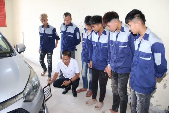 Việc đào tạo bằng hình thức cầm tay chỉ việc giúp sinh viên nắm chắc kiến thức và nâng cao tay nghề.