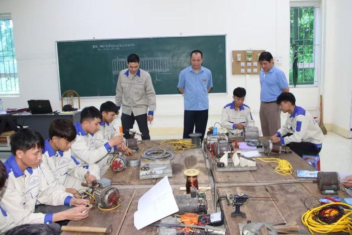 Ông Nguyễn Văn Hùng, Hiệu trưởng Trường Cao đẳng Kỹ thuật Công nghệ Sơn La (người đứng ở giữa) cùng các giảng viên theo dõi việc thực hành của sinh viên.