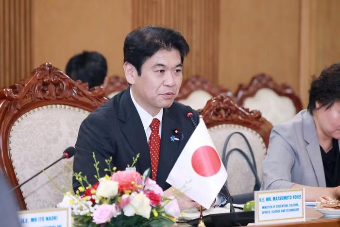 Ngài Matsumoto Yohei - Bộ trưởng Bộ Giáo dục, Văn hóa, Thể thao, Khoa học và Công nghệ Nhật Bản trao đổi tại cuộc tiếp.