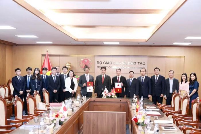Các đại biểu chụp ảnh lưu niệm tại chương trình.