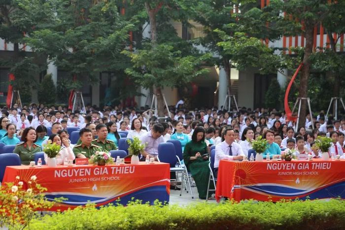 Đại biểu cùng các em học sinh tại sự kiện.