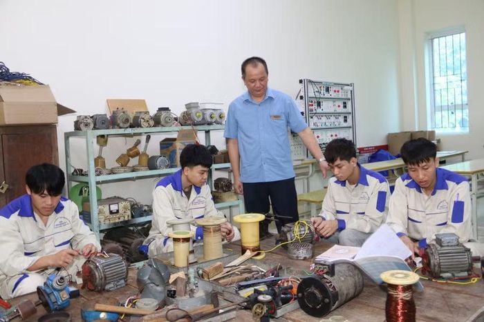 Ông Nguyễn Văn Hùng, Hiệu trưởng Trường Cao đẳng Kỹ thuật Công nghệ Sơn La kiểm tra việc thực hành của sinh viên tại xưởng.